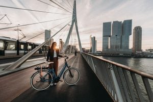 2019_premium_ma8tour_erasmusbrug_staand-op-brug-2-min.jpg